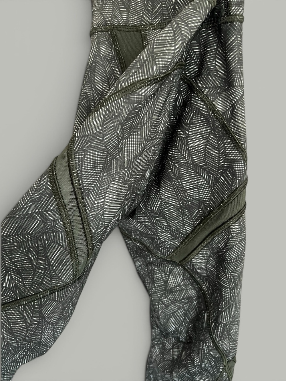 Lululemon Run Inspire Crop II Rare Leaf Print Luxtreme Leggings Size 6 - Picture 2 of 7
